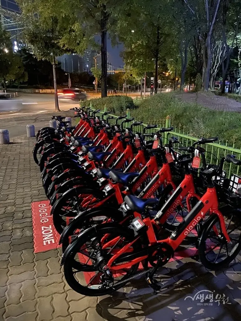 ◇ 부천시 호수공원에 배치된 공유 전기자전거 일레클. 사진: 부천시.