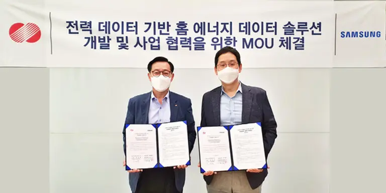 ◇ 김태용 한국전력 디지털변환처장(왼쪽)과 박찬우 삼성전자 생활가전사업부 상무가 업무협약을 맺었다.