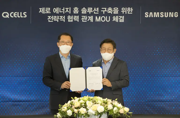 ◇김희철 한화큐셀 사장(왼쪽)과 이재승 삼성전자 생활가전사업부장이 체결식에서 기념 촬영을 하고 있다.