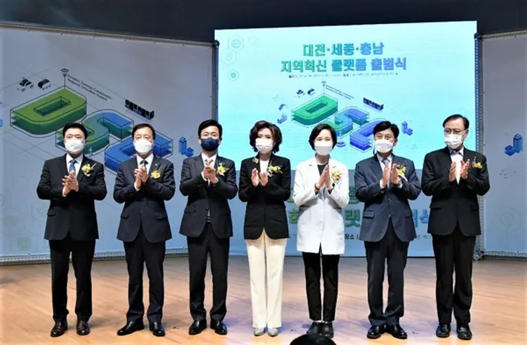 ◇세종특별자치시는 7일 유은혜 부총리 겸 교육부 장관, 이춘희 세종시장, 허태정 대전시장, 양승조 충남도지사, 강준현 국회의원 비롯한 대전‧세종‧충남지역 국회의원, 대학총장 등 100여 명이 참석한 가운데 ‘대전‧세종‧충남 지역혁신 플랫폼’ 출범식을 개최했다. (사진:세종시)