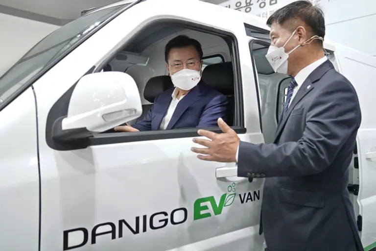 K-배터리 발전전략보고회 참석한 문재인 대통령.(사진: 문재인 대통령트위터)