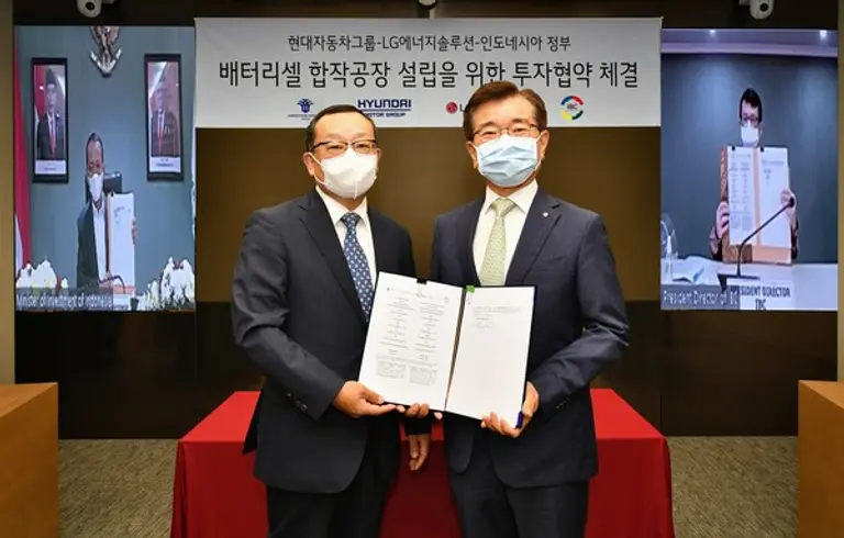 ◇현대모비스 조성환 사장(앞줄 왼쪽)과 LG에너지솔루션 김종현 사장(앞줄 오른쪽), 인도네시아 투자부 바흐릴 라하달리아 장관(뒷줄 왼쪽 화면), 인도네시아 국영 배터리 코퍼레이션(IBC) 토토 누그로호 CEO(뒷줄 오른쪽 화면)가 온·오프라인으로 진행된 협약식에서 기념 촬영을 하고 있다.