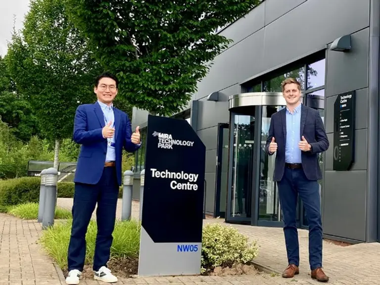 ◇정도일 에이모 해외사업 본부장(사진 왼쪽)과 잭 바틀렛 MIRA 테크놀로지 파크 경영전략·파트너십 총괄 책임자가 영국 MIRA 테크놀로지 파크에서 에이모 유럽사무소 개소 기념 촬영을 하고 있다.