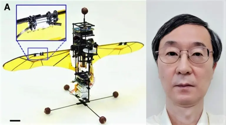 ◇이달의 과학기술인상 수상한 건국대학교 박훈철 교수와 박교수가 개발한 비행로봇. (사진, 자료: 과기정통부)