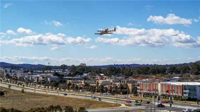 로건 상공을 날고 있는 상품배송 드론. 사진=윙