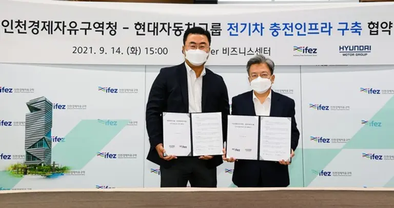 ◇현대차·기아 김흥수 상품본부장 겸 EV사업부장(전무)과 인천경제자유구역청 이원재 청장이 협약서 서명한 후 기념 촬영을 하고 있다.