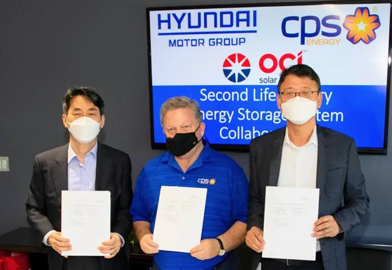 ◇왼쪽부터 현대차 에너지신사업추진실 오재혁 상무, CPS 에너지 최고운영책임자(COO) 프레드 본웰, OCI 솔라파워 김청호 사장이 체결식을 마친 후 기념촬영을 하고 있다.