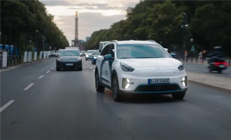 베를린 시내를 달리고 있는 베이 텔레드라이버 자동차. 사진=베이 유튜브