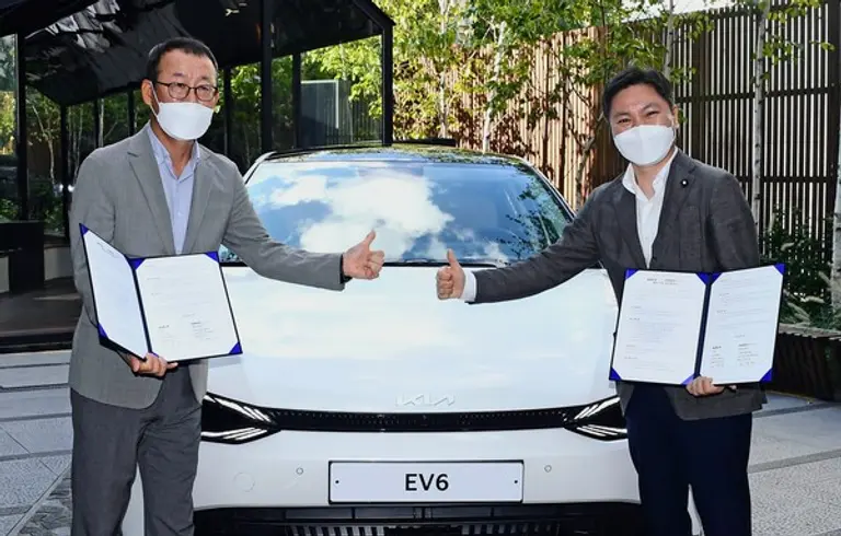 ◇기아 판매사업부장 이한응 전무(왼쪽)와 휴맥스 모빌리티 오영현 공동대표가 기념 촬영을 하고 있다. 사진: 기아