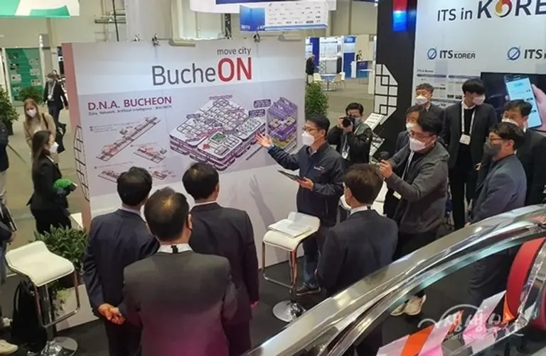 ◇부천시 관계자가 정기홍 주함부르크총영사, 국토교통부, 자치단체 관계자들에게 부천시 ITS지능형교통체계(ITS)를 설명하고 있다.