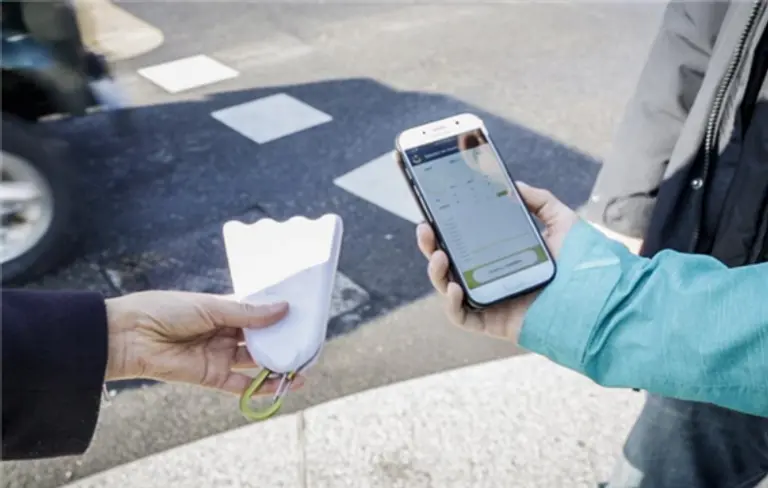 미세먼지를 측정하는 휴대형 기기 사용 모습. 사진=더메이어EU