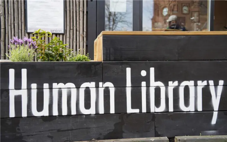덴마크 코펜하겐에 소재한 인간 도서관. 사진=휴먼 라이브러리 기구 페이스북