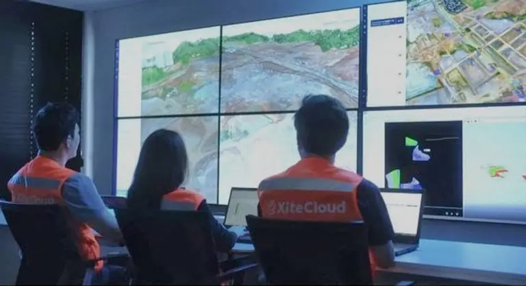 ◇현대두산인프라코어가 개발한 통합 스마트 건설 플랫폼 ‘사이트클라우드’를 시연하고 있다. (사진: 현대두산인프라코어)