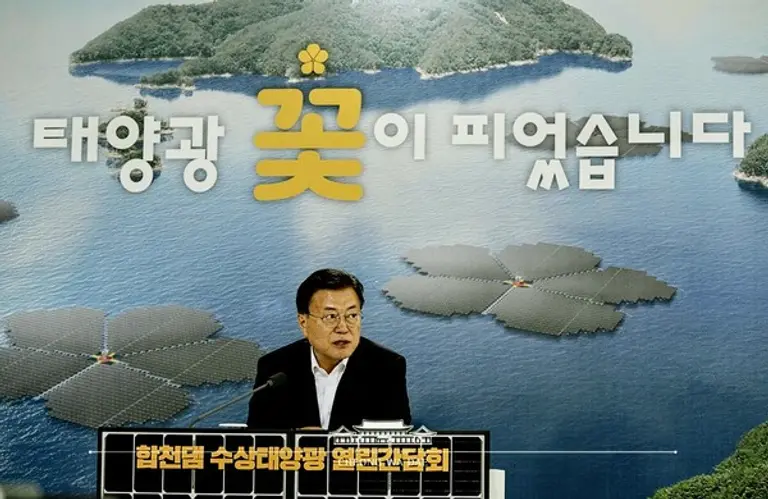 ◇문재인 대통령이 합천댐 가동식에 참석, 격려사를 하고 있는 모습.(사진: 청와대 공식 트위터)