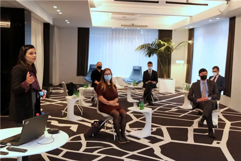 탈린시가 순환경제로의 전환 로드맵을 마련하기 위한 시장과의 간담회 자리. 사진=탈린시청 홈페이지