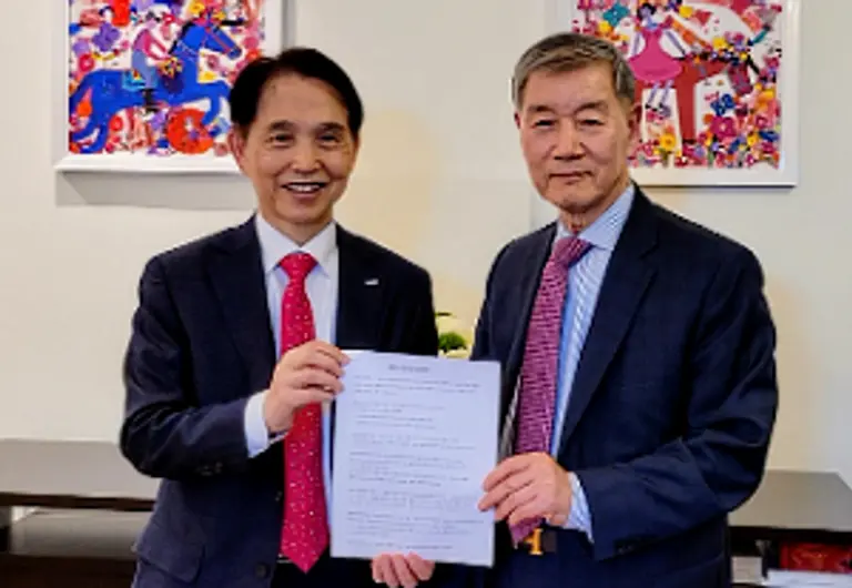 ◇KAIST 뉴욕 캠퍼스 설립 양해각서 서명식 기념사진 (좌측부터 이광형 총장, 배희남 회장) 사진: KAIST