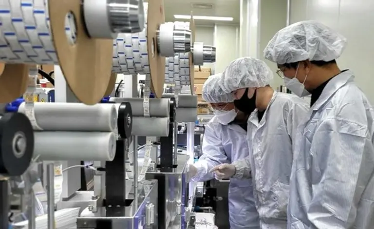 ◇충남 천안에 위치한 자가진단키트 생산업체 ‘젠바디’에서 삼성전자 스마트공장 전문가와 젠바디 직원(가운데)이 검사용 디바이스 포장 라인을 점검하고 있다.(사진: 삼성전자)