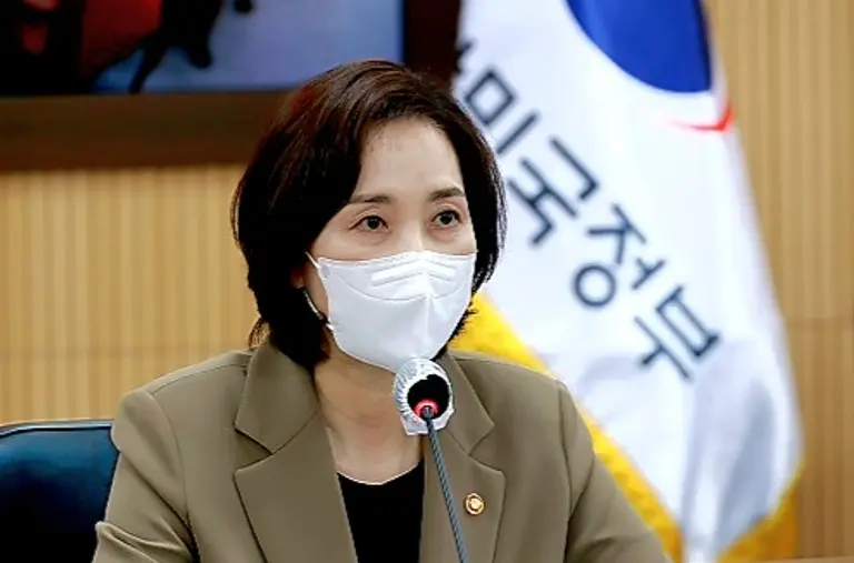 ◇유은혜 사회부총리 겸 교육부 장관이 27일 열린 제6차 사회관계장관회의 겸 제3차 사람투자인재양성협의회에서 모두발언을 하고 있다. (사진: 교육부)