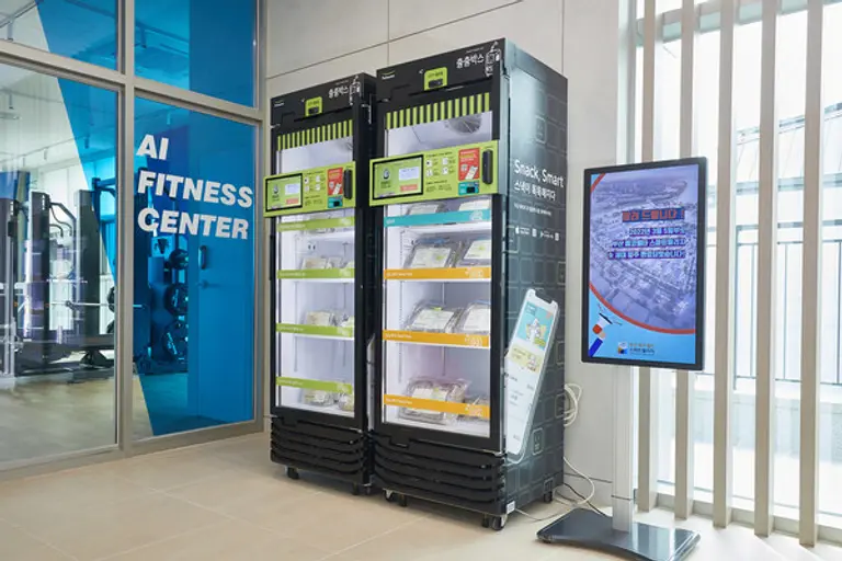 ◇스마트빌리지 의료건강관리 시설인 웰니스센터 내 설치된 풀무원 O2O 무인플랫폼 ‘출출박스’와 개인별 건강 상태에 따라 제공되는 풀무원 생애 및 생활주기 맞춤 건강식단 ‘디자인밀’.(사진: 풀무원)