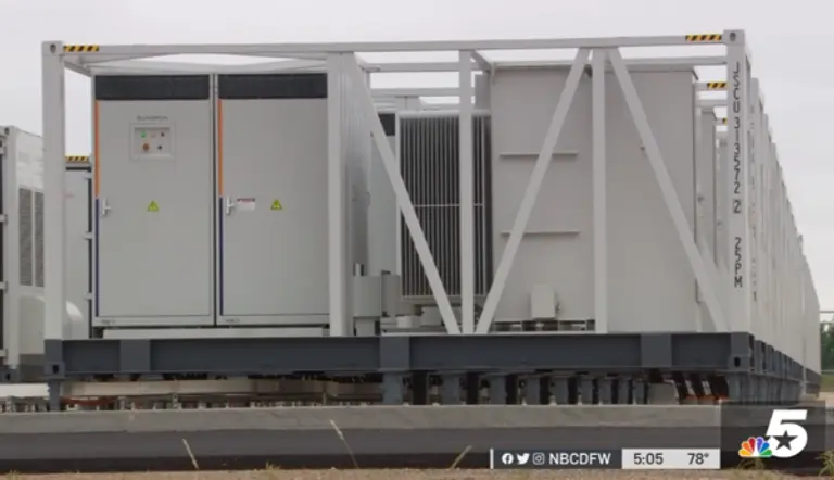 텍사스에서 가동에 들어간 미 최대 에너지 저장 배터리 시스템. 사진=NBC 캡처