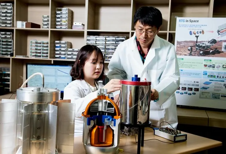 사진: 동위연소전지 실험 모습(한국원자력연구원)