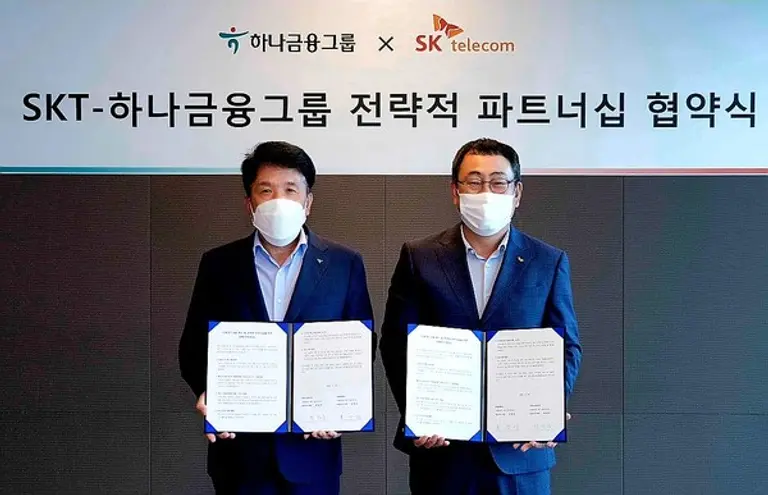 ◇4천억원대 파트너십 체결식에 참석한 유영상 SKT 사장(사진 오른쪽)과 함영주 하나금융그룹 회장의 모습.(사진: SKT)