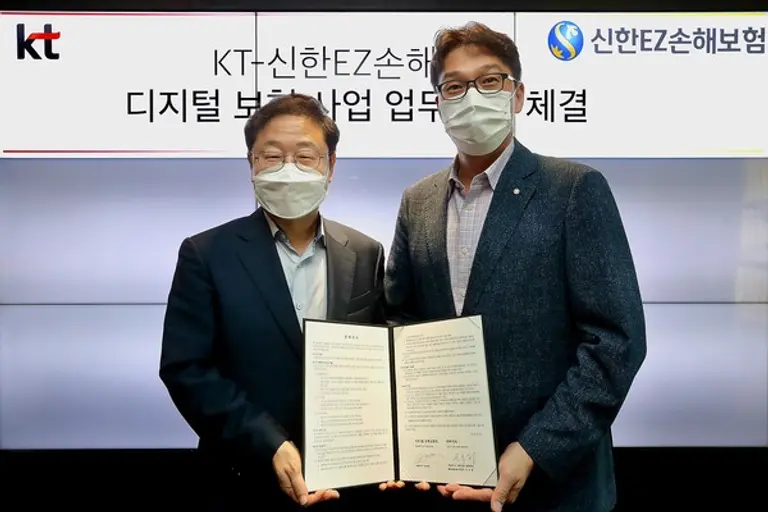 ◇KT 신수정 Enterprise 부문장(왼쪽)과 신한EZ손해보험 강병관 대표가 MOU 체결 후 기념 촬영을 하는 모습.(사진: KT)