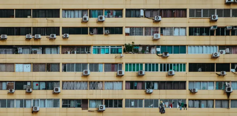 아파트 빌딩의 가정마다 설치된 에어컨. 사진=픽사베이