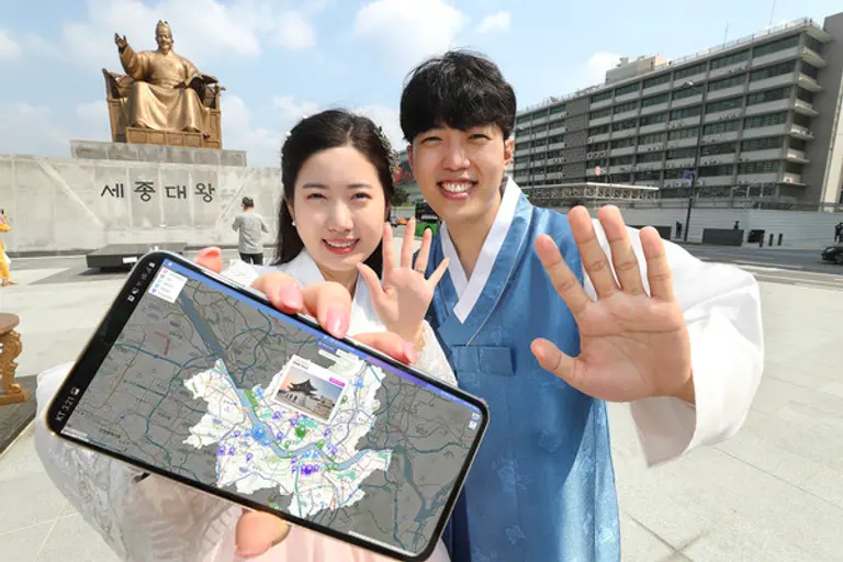 ◇서울 광화문 인근에서 KT 직원들이 실시간 현장 혼잡도 정보를 확인하고 있다.(사진: KT)