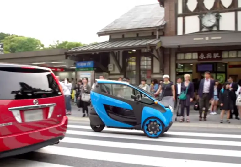 도쿄 시내를 시범 주행하고 있는 도요타 미니모빌리티 아이로드. 사진=도요타