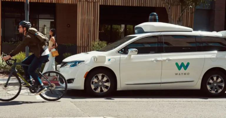 웨이모 자율주행차가 행인과 자전거 사이를 지나고 있다. 사진=웨이모