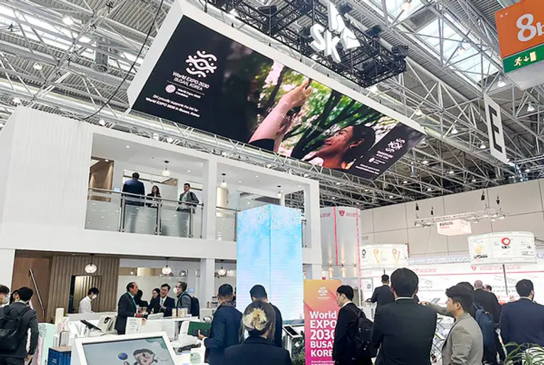 ▲ SK지오센트릭은 현지시간 10월 19일부터 26일까지 독일 뒤셀도르프에서 개최되는 세계 최대 규모의 플라스틱ᆞ고무 산업 박람회인 ‘K 2022’에 참가한다. ‘K SHOW’에 설치된 SK지오센트릭 전시 부스를 관람객들이 둘러보고 있다