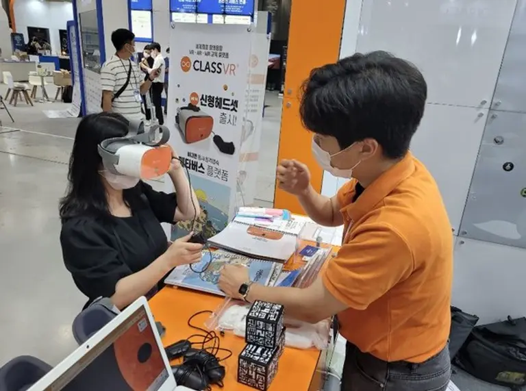 * 메타 키움 부스에서 VR를 시연하고 있다.