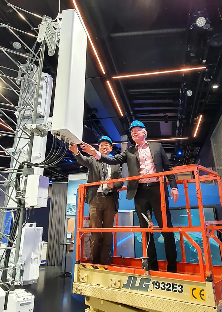 KT가 에릭슨과 LTE 패시브 안테나와 5G 액티브 안테나를 결합한 장비를 활용한 5G 빔 포밍 성능 시연에 성공했다고 10일 밝혔다.