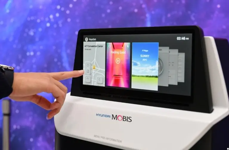  * 현대모비스가 세계 최초로 개발한 차량용 근접인식 반응형 디스플레이 ‘퀵메뉴 셀렉션’. 사용자의 손이 디스플레이에 접근하면 사용 빈도가 높은 세부 메뉴를 자동으로 팝업하고 원하는 메뉴를 미리 보여줘 원터치로 선택할 수 있게 도와준다.