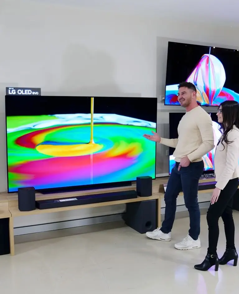  * LG전자가 호주 대표 소비자 매체 ‘초이스’에서 7년 연속 ‘최고 TV 브랜드’에 선정됐다. 호주 고객들이 LG 올레드 에보를 살펴보고 있다