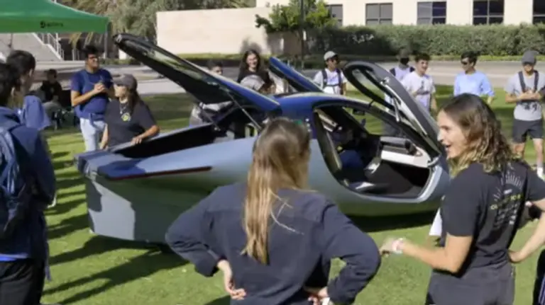 앱테라가 개발한 태양광 발전 전기차. 사진=앱테라