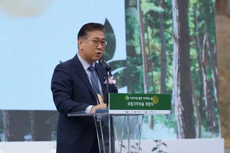  * 이용석 산림복지국장이 기억의숲 개장식에 참석해 기념사를 전하고 있다. 