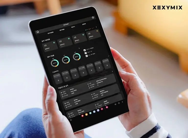  * 태블릿 PC로 전송된 실시간 생산 관리 프로그램을 확인하고 있다. 