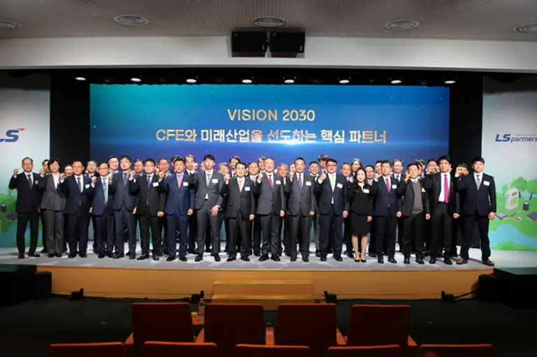  * 구자은 LS그룹 회장(가운데)이 2일 LS그룹 신년하례 및 비전선포식에서 임직원들과 기념사진 촬영하고 있다.