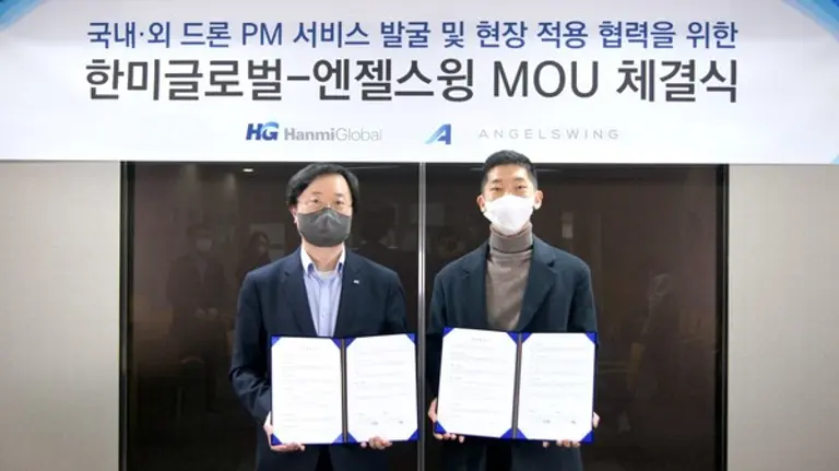  * 왼쪽부터 한미글로벌 이국헌 CTO와 엔젤스윙 박원녕 대표가 MOU 체결식에서 기념 촬영을 하고 있다.