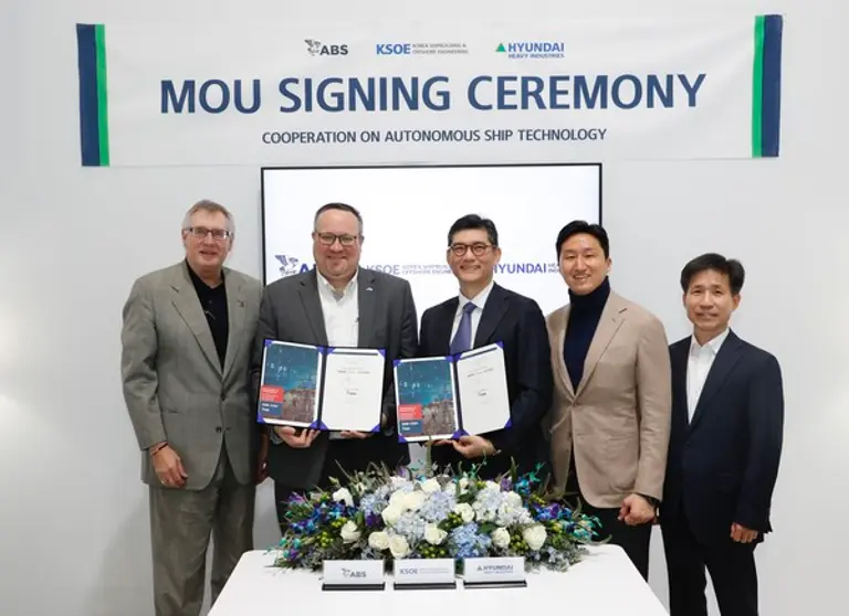 한국조선해양과 미국선급협회(ABS)가 미국 라스베이거스에서 자율운항 선박의 기관자동화 솔루션 개발과 실증 협력에 관한 양해각서를 체결한 후 기념 촬영을 하고 있다.