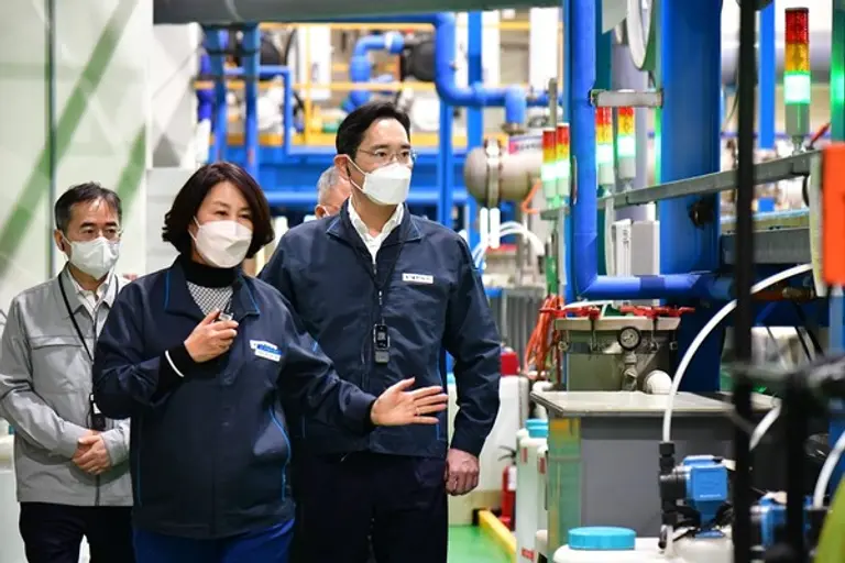 지난해 11월 8일 이재용 삼성전자 회장이 삼성전자로부터 스마트공장 구축 지원을 받은 부산 소재 중소기업 ‘동아플레이팅’을 방문해 현장을 둘러보는 모습. 이 회장은 "건강한 생태계를 조성해 상생의 선순환을 이뤄야 한다"고 강조했다. 