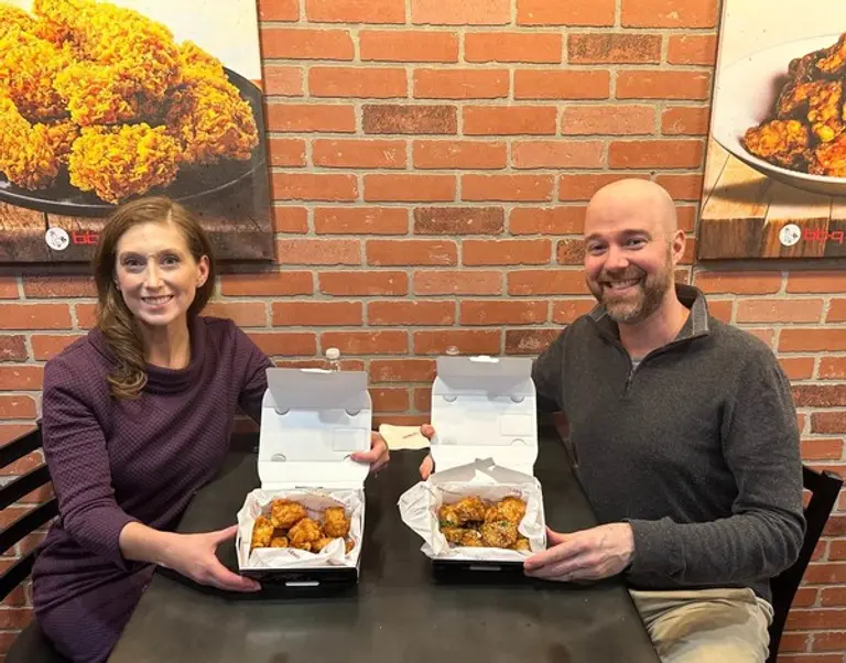 BBQ가 현지 시간 지난 11일 뉴욕주 버팔로점에서 캄파냐 부부에게 1년 무료 치킨 상품권을 전달했다.