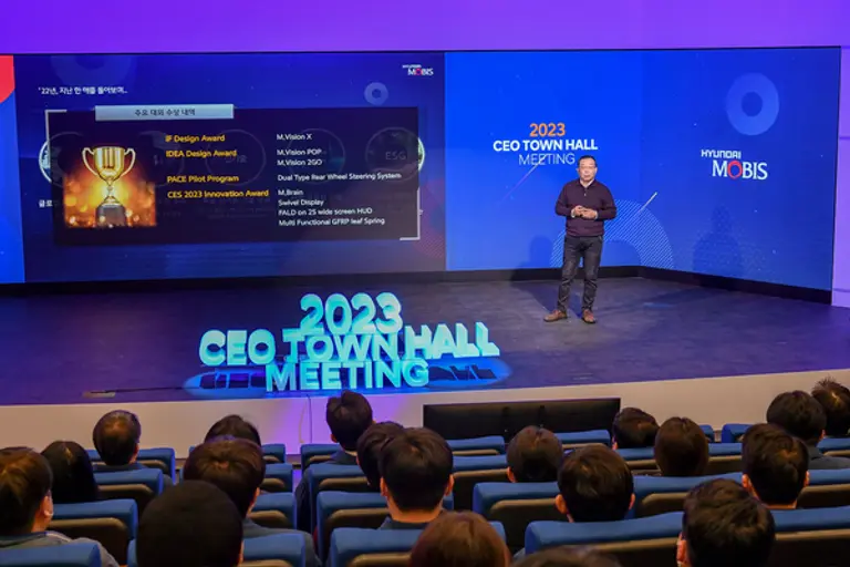 ​타운홀 미팅에서 임직원들에게 주요 성과와 경영 방침을 발표하고 있는 조성환 현대모비스 사장..