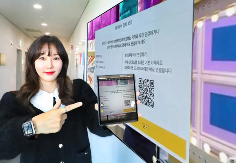  * LG유플러스는 고객경험 혁신을 위해 업계 최초로 U+tv에 QR코드 와이파이(WiFi) 접속 기능을 적용했다고 25일 밝혔다. 사진은 LG유플러스 직원이 U+tv 속 QR코드를 스마트폰 카메라로 촬영해 WiFi를 연결하는 모습이다.