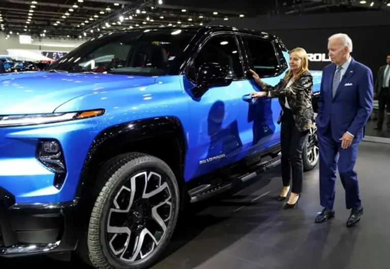  조 바이든 미국 대통령이 제너럴모터스(GM)의 매리 바라 최고경영자(CEO)와 함께 전기차를 살펴보고 있다. 