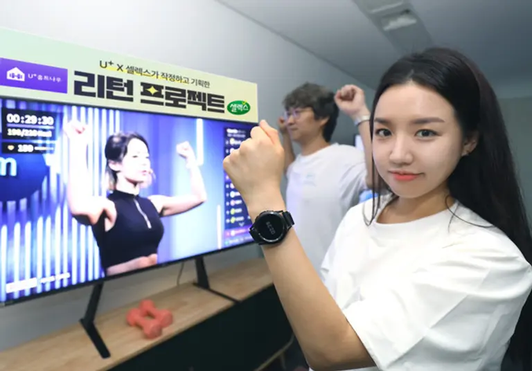  * LG유플러스는 매일헬스뉴트리션과 함께 육아맘·워킹맘을 위한 운동습관 형성 프로그램 ‘리턴 프로젝트’를 시작한다고 30일 밝혔다. 사진은 LG유플러스 직원들이 U+홈트Now 그룹운동 ‘코코어짐(CocoreGym)’을 체험하고 있는 모습.