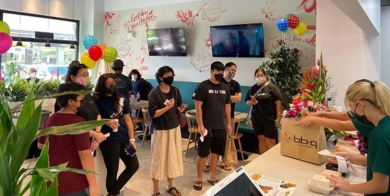 BBQ 하와이 쿠오노몰점에서 고객들이 치킨이 나오기를 기다리고 있다. 