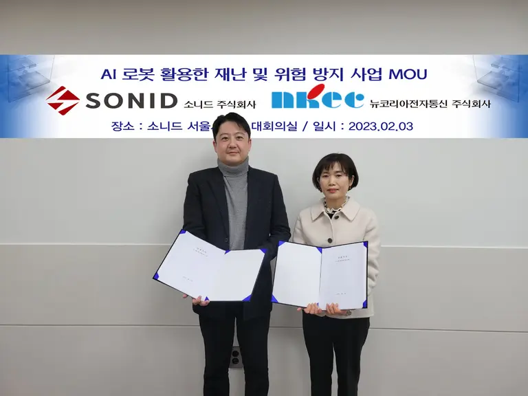 최시명(좌) 소니드 대표와 조영순(우) 뉴코리아전자통신이 로봇을 활용한 재난위험방지 사업에서 협력키로 했다. 